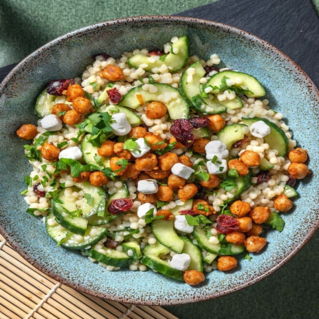 An image of Perlencouscous-Salat mit Ziegenkäse & Cranberries Bei diesem Gericht wird 50% weniger CO2e durch Zutaten verursacht als bei einem durchschnittlichen HelloFresh Rezept
