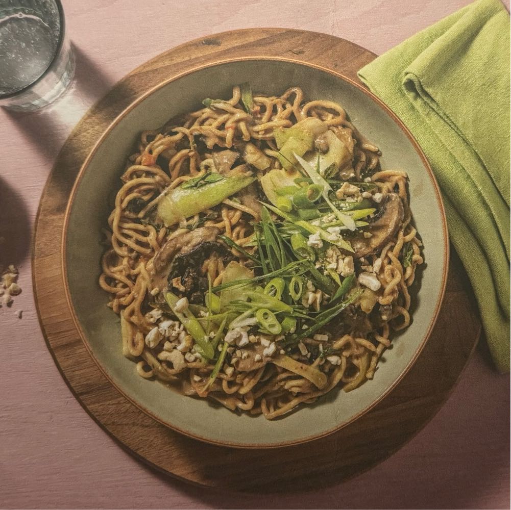 An image of Wok de nouilles sautées sauce cacahuètes avec du pak choï & du portobello
